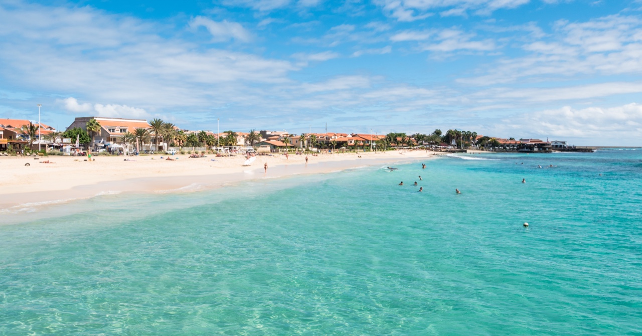Spiaggia bianca e mare turchese a Capo Verde, isola di Sal